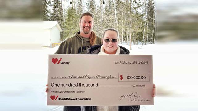 Anne and Ryan Benninghaus hold their winning cheque for $100,000