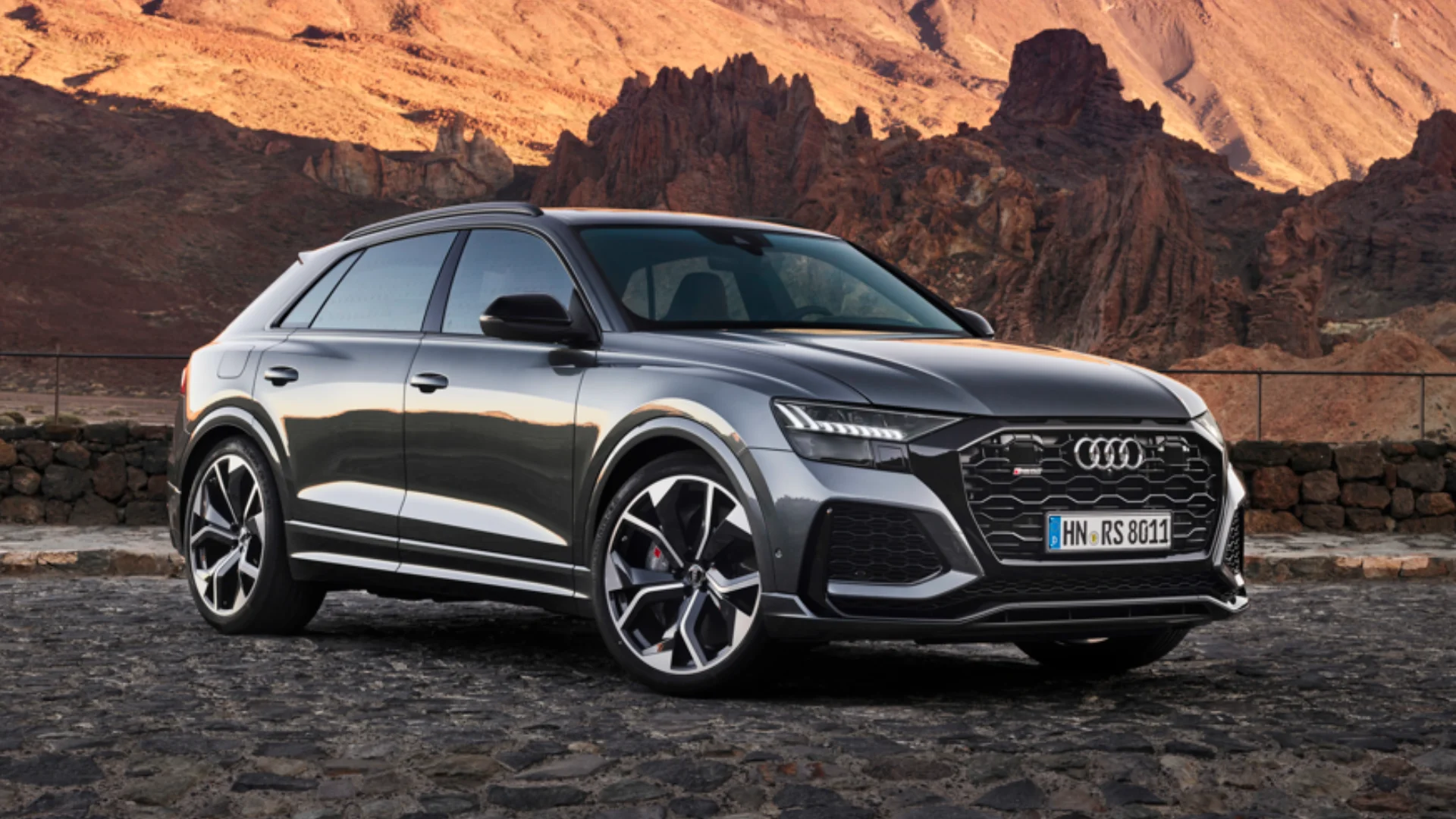 A black Audi RS Q8