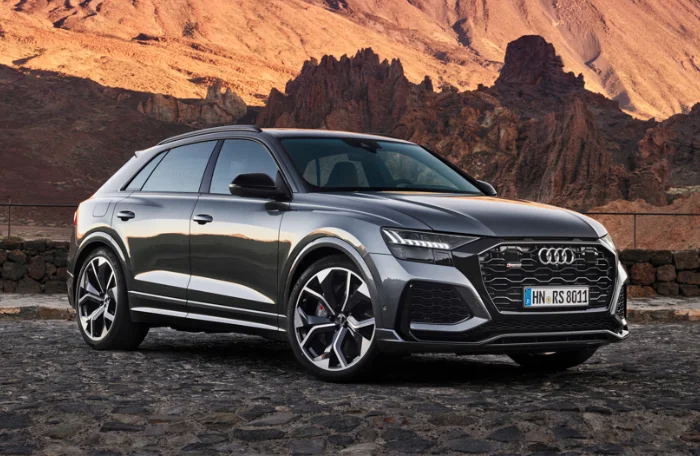 A black Audi RS Q8