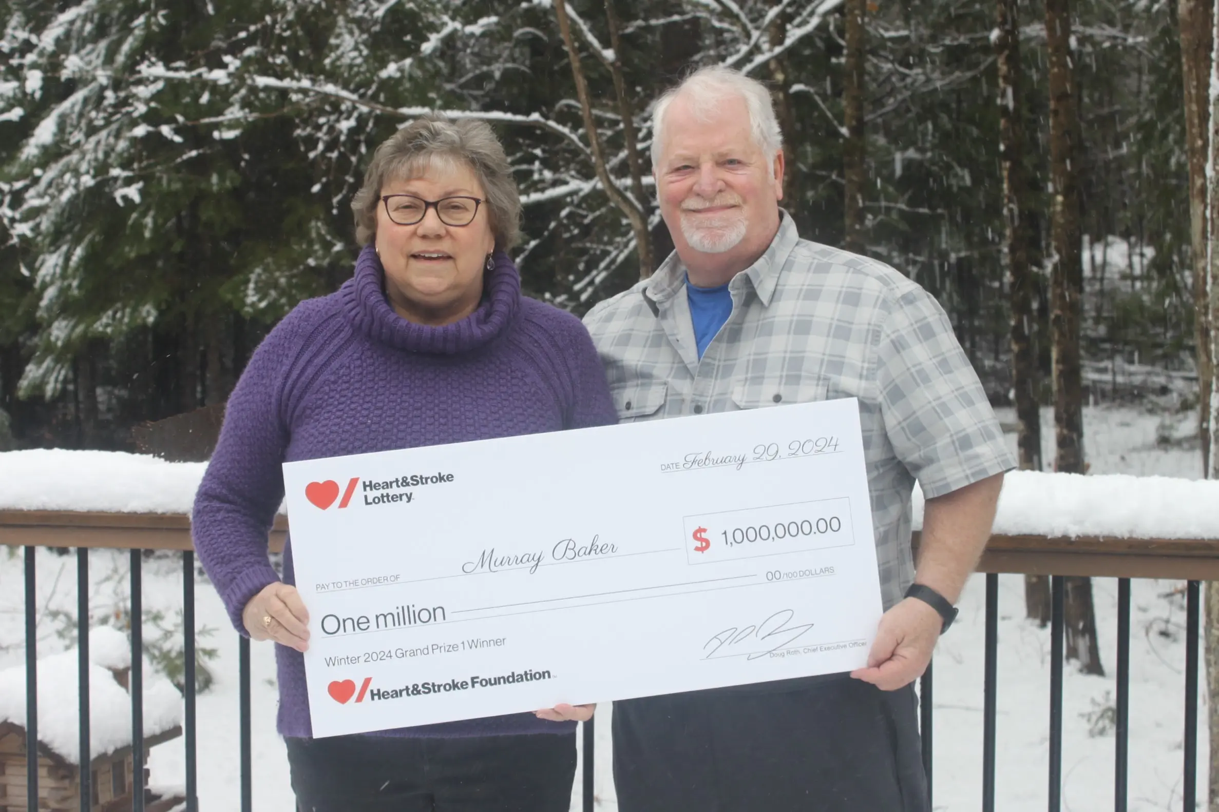 Murray and Louise Baker holding a cheque